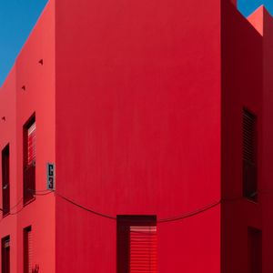 Rødt hus og blå himmel